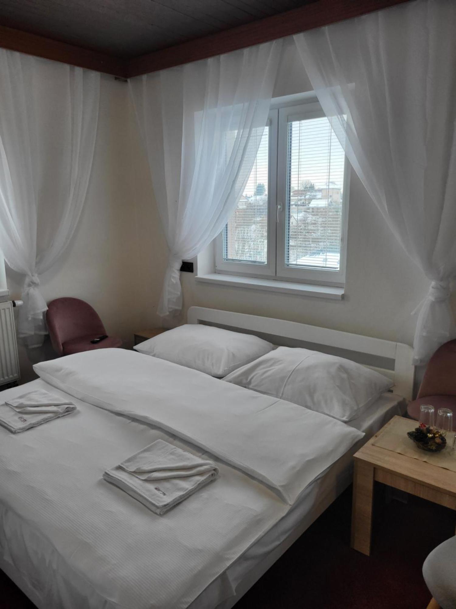 Hotel Styl Хлинско Екстериор снимка